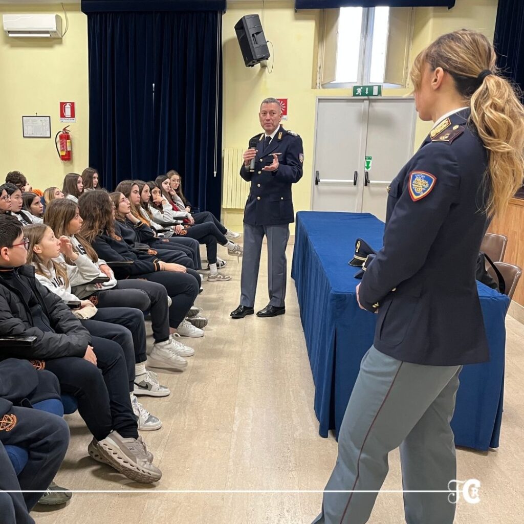 Gli studenti delle Medie incontrano la Polizia di Stato per parlare di sicurezza online